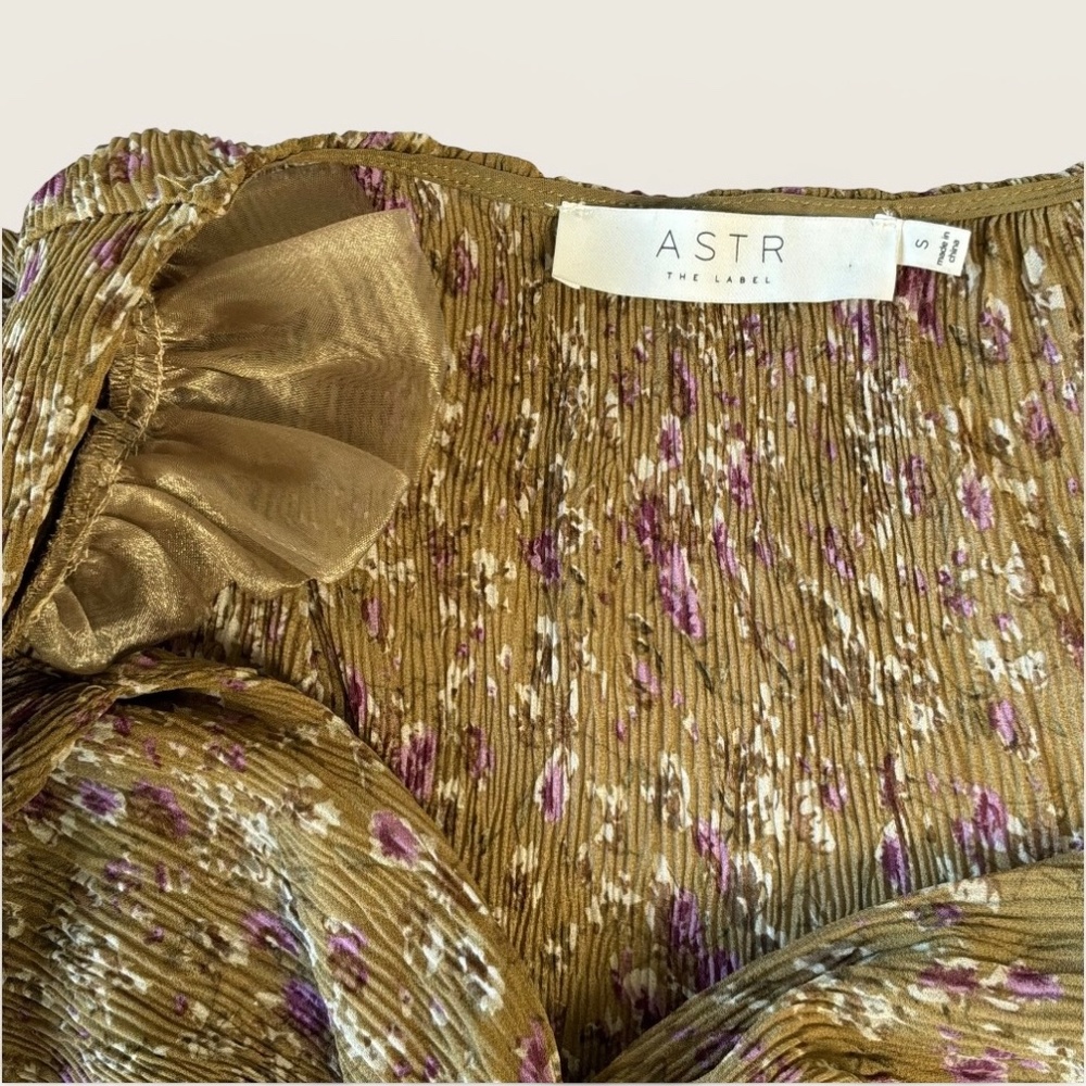 New ASTR The Label Top Olive Green Mustard Floral Puff Sleeve Top Size Small - Picture 11 of 12